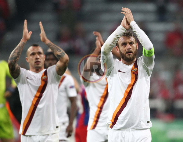 bayern monaco roma de rossi nainggolan saluto tifosi