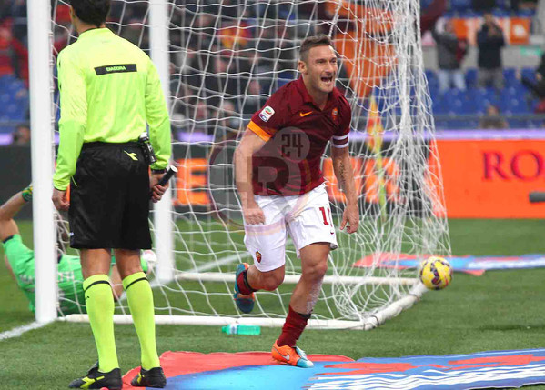 TOTTI ESULTA DERBY 110115 MANCINI