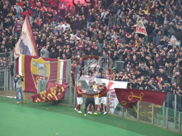 derby squadra e totti festeggiano