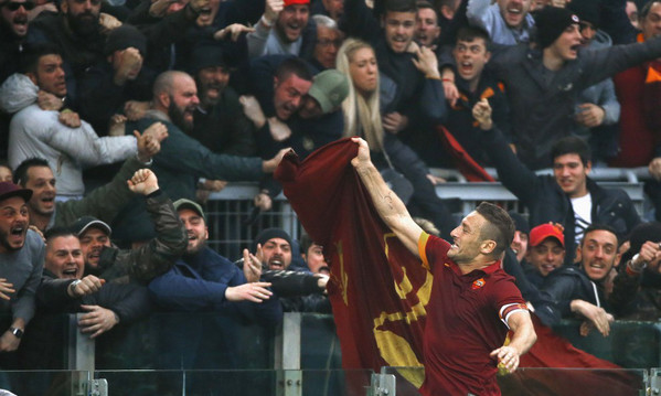 totti bandiera as roma esultanza