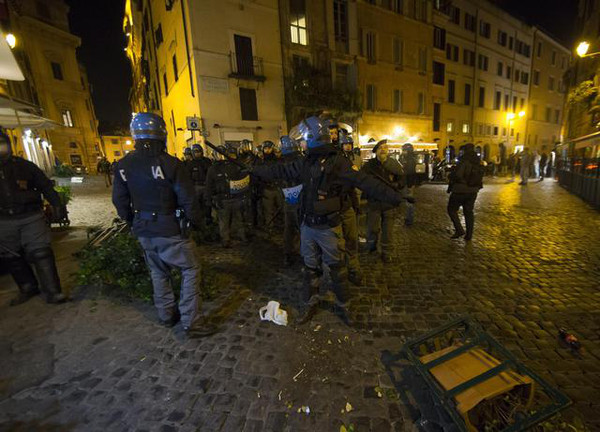 Clashes between police and supporters of Feyenoord in the centre of Rome