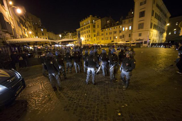 Clashes between police and supporters of Feyenoord in the centre of Rome