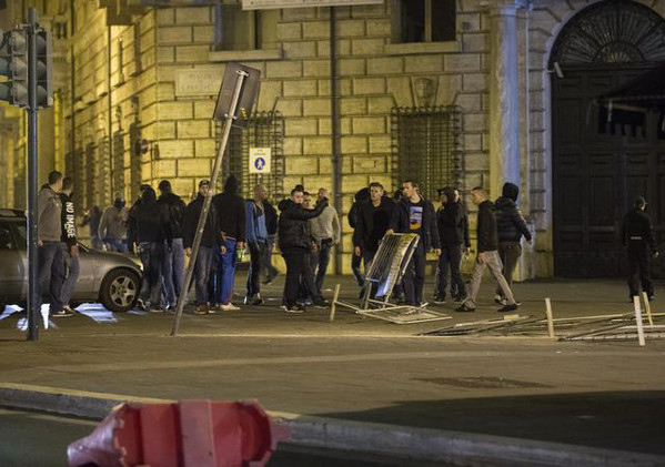 Clashes between police and supporters of Feyenoord in the centre of Rome