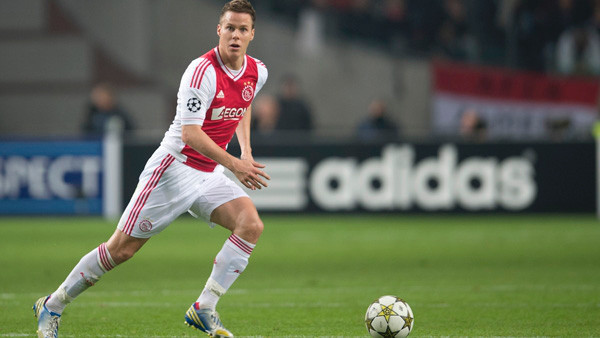 moisander ajax palla al piede