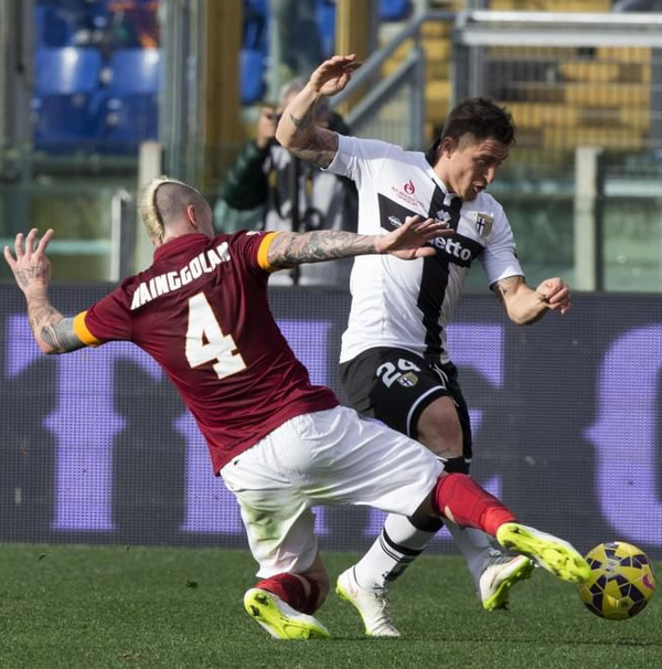 nainggolan contrasto vs parma.jpg