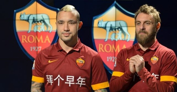 Nainggolan De Rossi maglia celebrativa sina weibo foto asroma