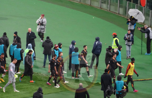 squadra lascia campo dopo cori curva roma fiore