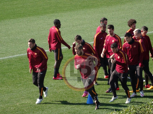 trigoria totti de rossi e gruppo lr24