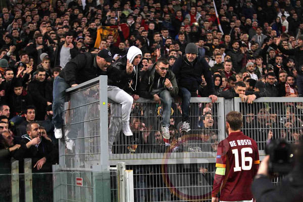 DE ROSSI CONFRONTO CURVA ROMA FIORE 190315 MANCINI