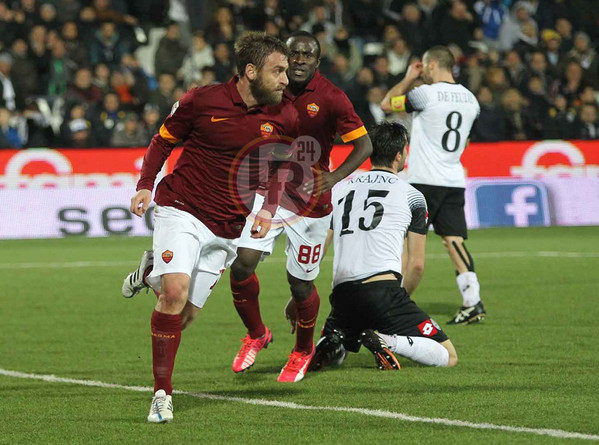 de rossi esultanza doumbia foto gino Cesena-Roma 22.03.2015