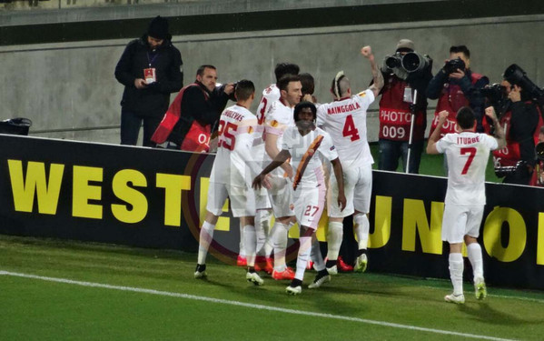 gruppo esulta dopo gol keita 2