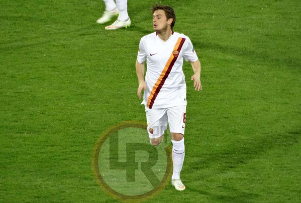 ljajic bianco tutta figura occhi chiusi