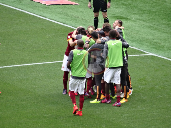 gruppo esulta Roma-Napoli 04.04.15