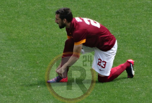 astori accovacciato rosso