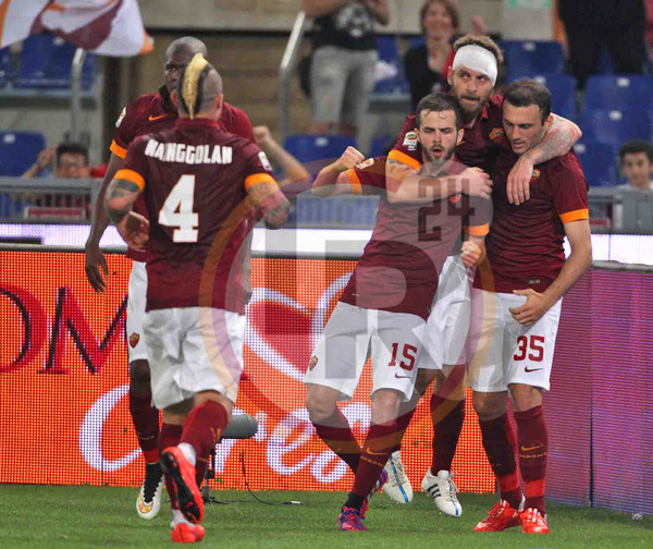 de rossi nainggolan pjanic torosidis ibarbo esultanza Roma-Udinese 17.05.2015