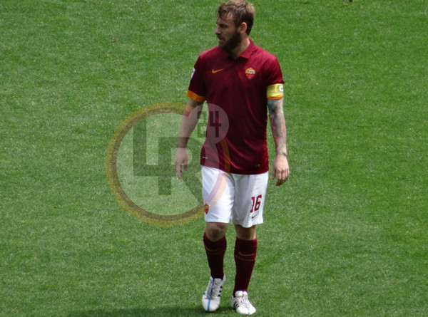 de rossi tutta figura rosso