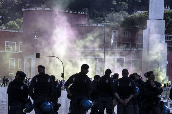 lazio roma scontri polizia derby (4)
