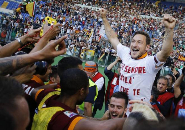 totti festeggia maglia derby