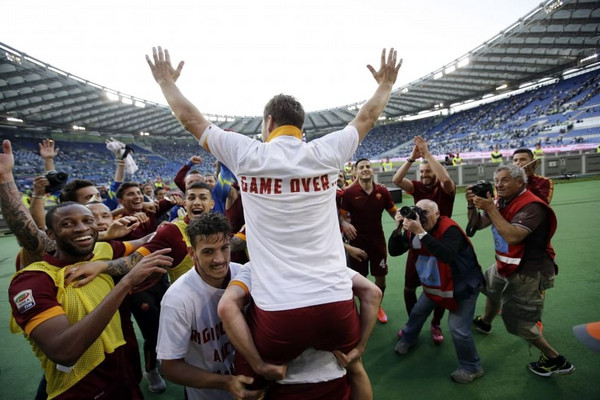 totti game over di spalle esulta