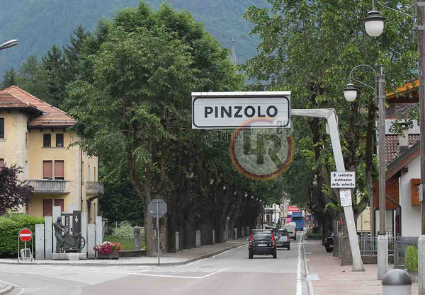 Pinzolo 1989           Nella Foto :       IL PAESE(Foto Gino Mancini)