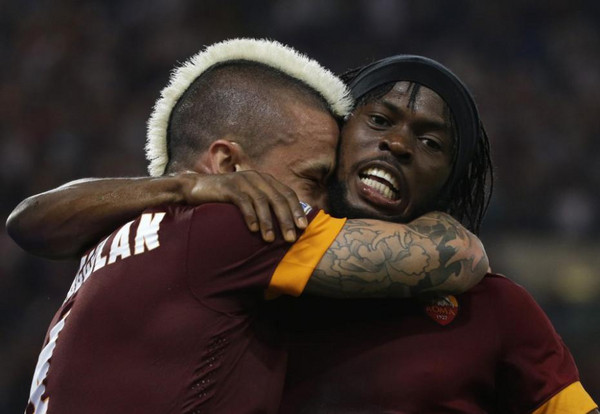 Gervinho-Nainggolan-abbraccio