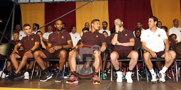 Ritiro Roma, presentazione squadra totti 7.7.15