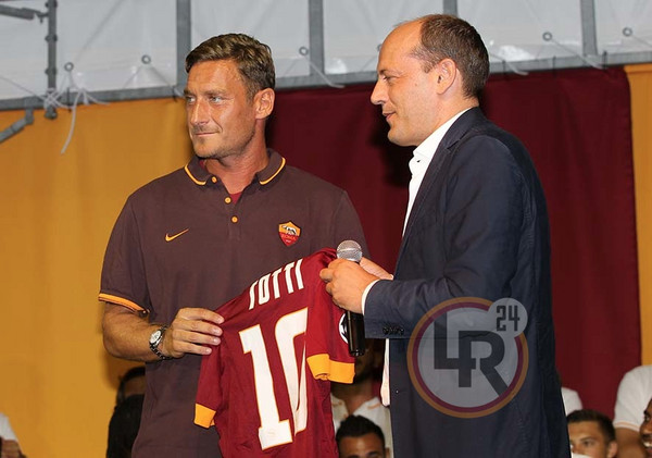 Ritiro Roma, presentazione squadra totti baldissoni 7.7.15