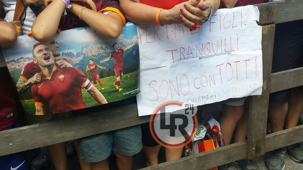 striscione signora ai figli tranquilli sono con totti