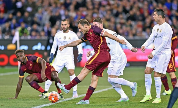 totti calcia roma real