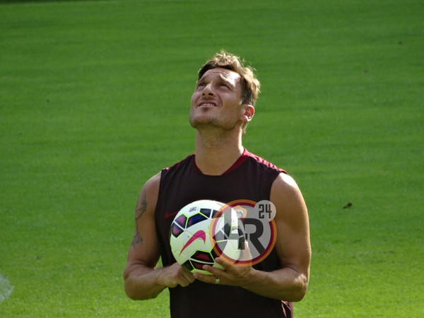 totti palla in mano sguardo al cielo pinzolo