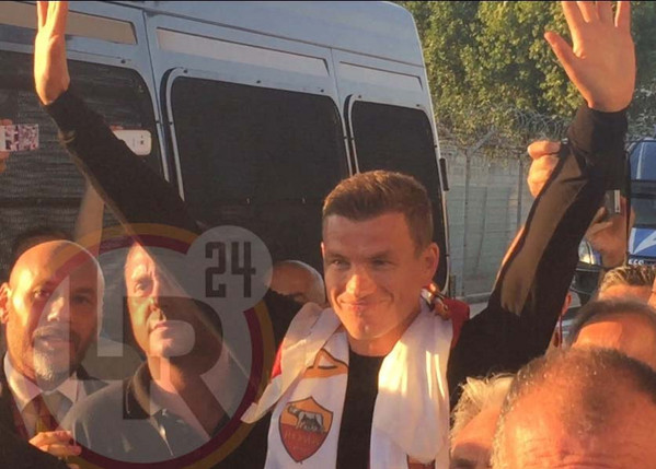 dzeko saluta tifosi esterno fiumicino