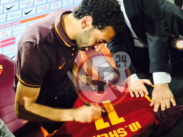 salah firma maglia roma