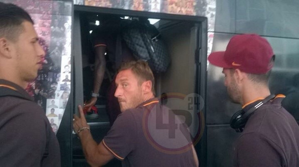 totti pullman arrivo a barcellona 5.8