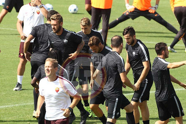 Trigoria, 15.9.15 allenamento gruppo riscaldamento norman