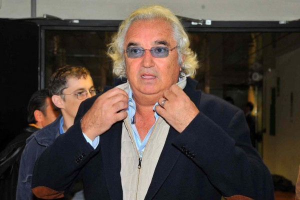 briatore si sistema collo