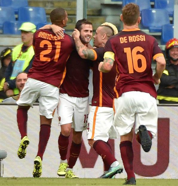 roma carpi esultanza gol pjanic