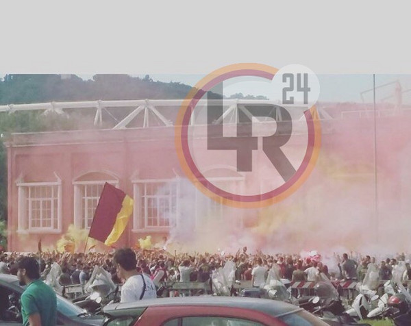 roma tifosi fuori stadio (2)