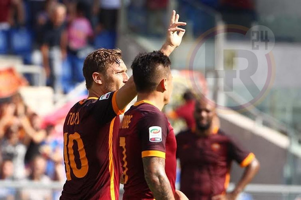 totti segno 3 verso tribuna roma sassuolo