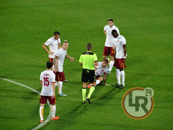 De Rossi a terra infortunio Fiorentina-Roma 25.10.15