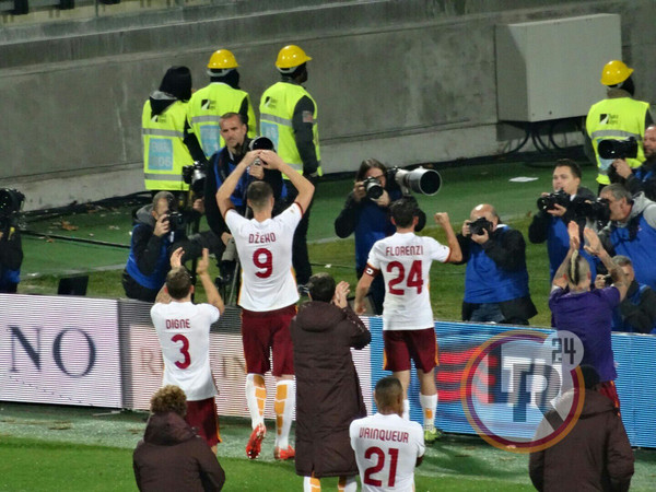 Dzeko Florenzi Digne applausi settore ospiti fine partita Fiorentina-Roma 25.10.15
