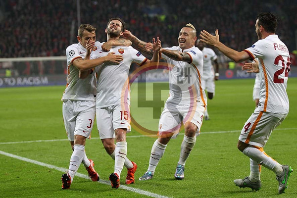 bayer leverkusen roma esultanza squadra