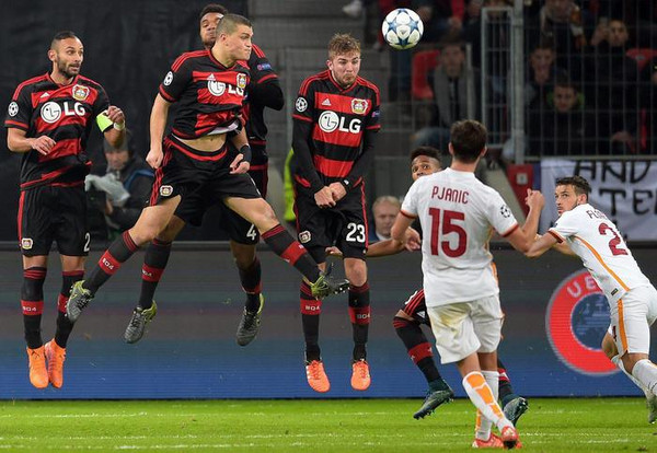 Bayer Leverkusen vs AS Roma pjanic punizione