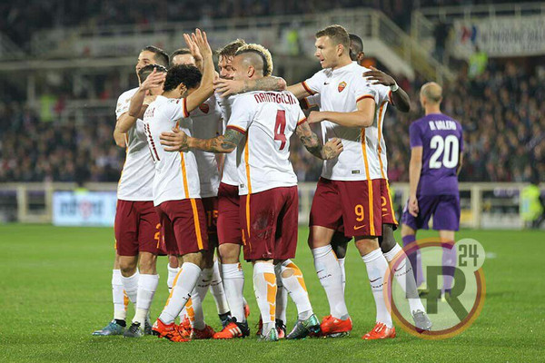 gruppo festeggia fiorentina roma lr24