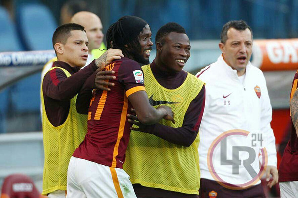 Gervinho esulta panchina sadiq iturbe roma-lazio 08.11.15