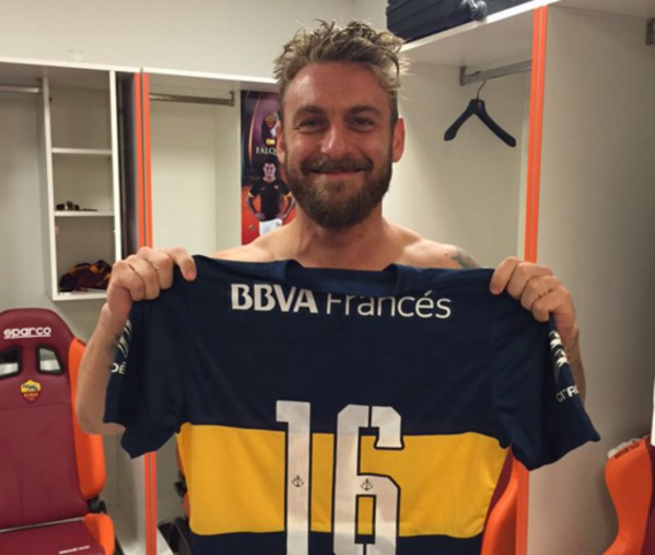 de rossi mostra maglia boca_twitter paredes