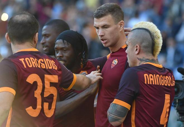 dzeko abbraccio gruppo derby