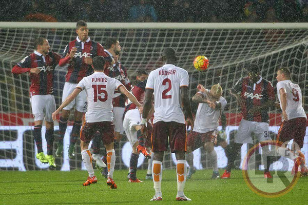 punizione Pjanic foto gino Bologna-Roma 21.11.15