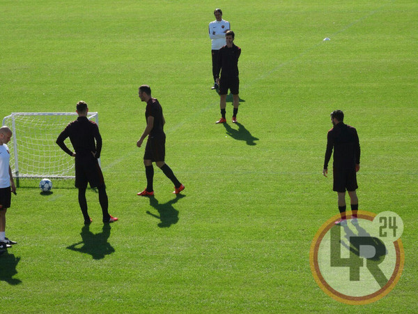 trigoria gruppo in campo_garcia osserva lr24