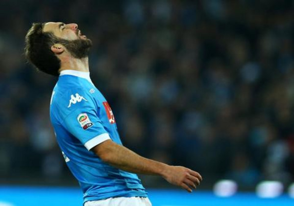 higuain-si-dispera-Napoli-Roma-13.12.15.