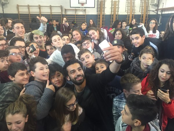 salah selfie bambini a scuola di tifo